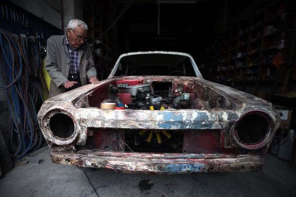 lerlemi yana ramen yannda rak veya yardmc altrmayan Nezir, Trkiye genelinden kendisine getirilen otomobilleri durumlarna gre 1-3 ay arasnda fabrikadan kmasna yeniliyor.