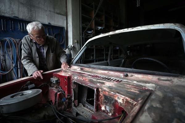 ocukluk yllarnda Dzce Sanayi Sitesi'ndeki bir kaportacnn yannda rak olarak meslee adm atan Nezir, daha sonra dkkan at.