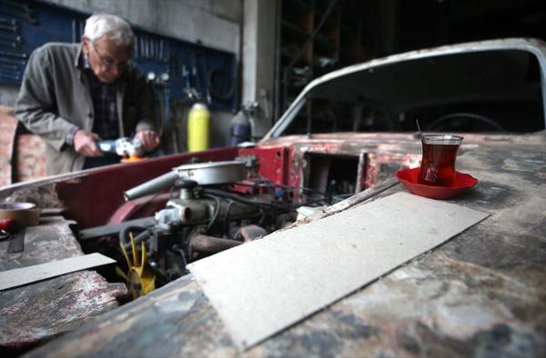 Suat Nezir, 1950'de ie baladn ve ilk dnemlerde otobs tamir ettiini syledi. Bir arkadann ynlendirmesiyle 1986'da itibaren "Anadol" marka otomobillerin tamir ve bakmn yapmaya baladn anlatan Nezir, yle devam etti...