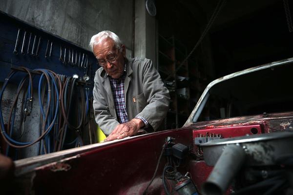 evresinde "Dede Suat" olarak tannan Nezir, 35 yl nce arkada tavsiyesi zerine "Anadol" marka otomobillerin bakm ve onarm iine yneldi.