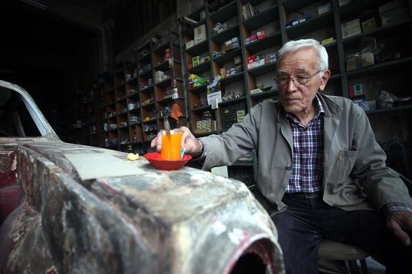 "Anadol ile tanmam ok eskiye dayanyor. Bir arkadam Anadol ara bakmna girmemi syledi. Tavsiye zerine girdim, bir daha da kurtaramadm kendimi. ilii zor, zaman alyor. nce skyoruz arabalar."