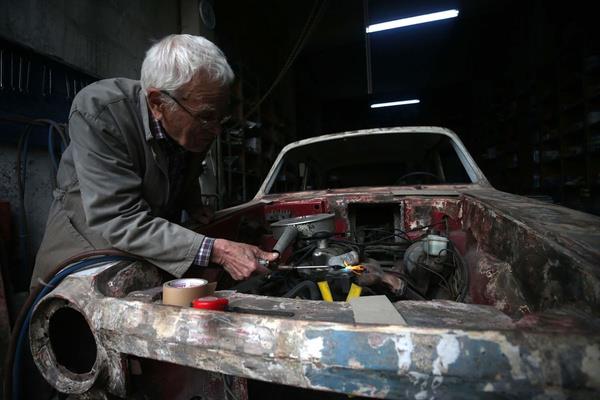 Yana inanmyorlar<br>  Yann ilerlediini ancak iini yapmaya yetecek gcnn olduunu dile getiren Nezir, "abuk i yapamyoruz ancak gcmz kadar. Mterilerle telefonla grtmzde yam soruyorlar. '86' diyorum. 'Maallah, hi yle grnmyorsun.' diyorlar. almak iyi bence, zaman geiyor. Maddi olarak da tatmin oluyoruz. Gcmz yettii kadar biraz daha devam edeceiz bu ekilde." ifadelerini kulland.