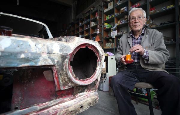 "Sonra btn paralar elden geiyoruz. Fabrikann imal ettii ekilde karyorum. Mesleimi titizlikle yapyorum, yaptm i beeniliyor. Bu yzden talep de fazla."