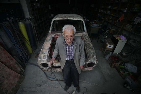 Nezir, Trkiye genelindeki klasik otomobil tutkunlarnn aralarn bakm ve onarm iin kendisine getirdiini belirterek, "Bu arabann 'hastalar' var. u an yaptm arabann sahibi Glck'te. Dedelerinden kalm bu araba. 'lla bu arabay gzel yapacaz.' diyorlar." szlerini syledi.