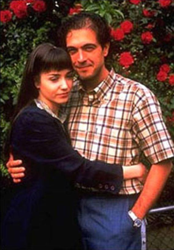 49 yandaki Deniz Uur, ilk evliliini 19 yanda smail Hakk Sunat ile yapmt.