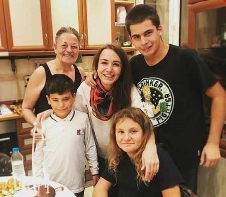 Yllar nce bir rportajnda Uur, olundan 'Meleim' diye bahsedip "Bu tip ocuklarn en nemli zellii yalan sylemiyorlar. O ve ikizlerim bana g veriyor" demiti.