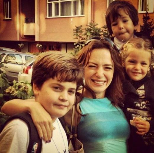 Uur'un ac bir ekilde sonlanan ilk evliliinden Asperger Sendromlu olu Engin Deniz dnyaya gelmiti.