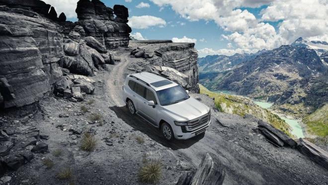 Toyota yeni nesil Land Cruiser' tantt - 2    Land Cruiser, 70 yllk gemii, 170 lkede ve blgede 10 milyondan fazla sat adedine ulat.     Tamamen yenilenen Land Cruiser, LC 300 versiyonuyla SUV rn gamnn yeni amiral gemisi konumunda olacak.