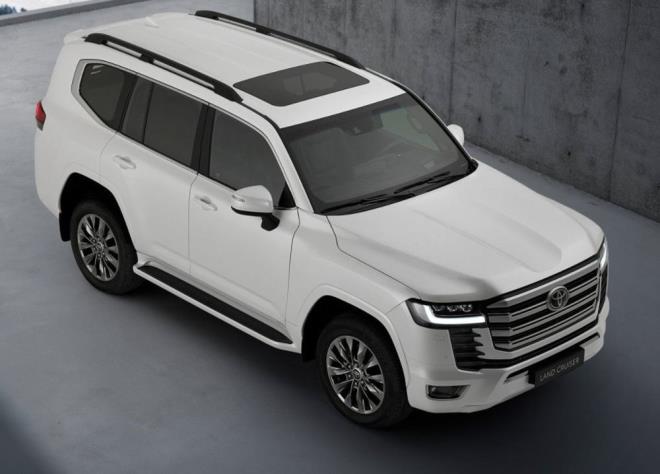 Toyota yeni nesil Land Cruiser' tantt - 3  V6 FT TURBO 3,5 LTRE BENZNL VE 3,3 LTRE DZEL MOTORLA DESTEKLENYOR    Yeni Land Cruiser, bir nceki versiyona gre 200 kg daha hafif. Yeni sspansiyon sistemi, aracn yksek kapasiteye sahip olmasnn yannda yolda ve yol dnda src iin kolay kontrol edilmesini salyor.