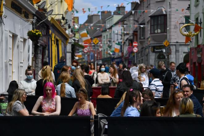 COVD-19 "PANDEM" OLMAKTAN IKARAK "ENDEM" HALNE GELNECEK    Drosten, vakalardaki artn drdnc dalga olarak tanmlansa da, glendirici alarla kontrol altna alnacan ve Covid-19?un pandemi olmaktan karak endemi olarak adlandrcan aklad.