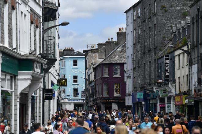 MEVSMSEL GRP GB DAVRANACAK    Drosten, ?nmzdeki k aylarnda vakalarda beklenen art, zellikle yaz etkisi avantajnn kaybedilmesi nedeniyle, gelecekte muhtemelen endemik ve normal k etkisi olarak yorumlanacaktr. Covid-19, souk algnl benzeri semptomlara neden olan daha yerleik corona virus eitleri gibi davranacak? ifadelerini kulland.  Alman bilim insan: Covid-19 gelecek ka kadar mevsimsel salgn haline gelecek - 4