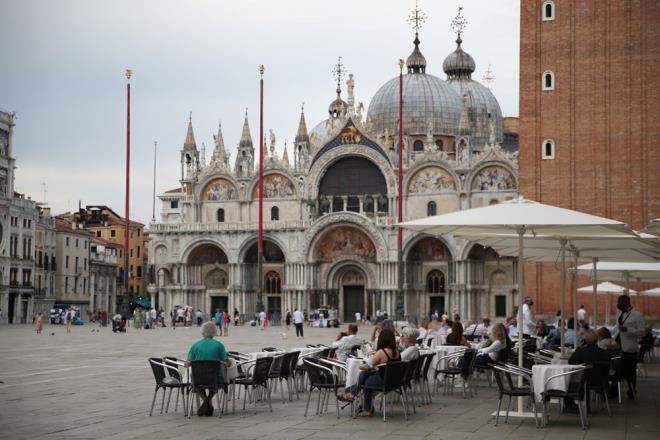 "YETKN NFUSUN YZDE 80'N TAM OLARAK AILANMALI"    Alman radyo istasyonu NDR'de Corona Update adl programda aklama yapan Drosten, ?u anda bir gei dnemindeyiz. Toplum olarak gzmzn nnde olmas gereken bir sonraki hedef, yetikin nfusun yzde 80'inin tam olarak alanm olmasdr. Tm beklentilerimiz  Almanya'nn bu hedefe Austos sonu veya Eyll ortasna kadar ulamas? dedi.