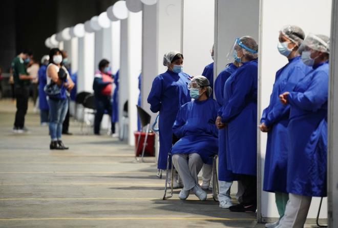 ALMANYA'DA KISITLAMALAR GEVETLYOR    83 milyon nfuslu Almanya?da imdiye kadar yetikinlerin yzde 21 tam doz, yzde 46?s ise tek doz a oldu. Corona virsn nc dalgasndan ve kilitlenmlerden henz kan Almanya?da geen aramba gn, Berlin'deki okullar aylardr ilk kez yar zamanl eitimden dzenli eitime geti. Be aydan biraz daha uzun bir sre nce balayan ve balangta yava olan alama kampanyas imdi tm hzyla devam ederken, lkede her gn ortalama 800 bin ile 1,2 milyon doz uygulanyor.