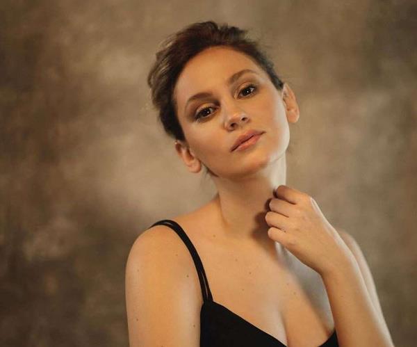 Parmaklar sargl bir ekilde kameraya poz veren Farah Zeynep Abdullah, kpeklerinin kavgas srasnda araya girdii iin sere parmann krldn ve ba parmak trnann ktn Instagram hesabndan yaynlad grsel ile aklad.