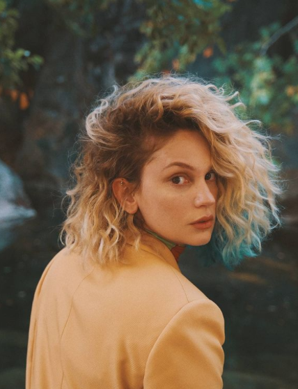 Gzel oyuncu, szlerine; "Hemen 1 buuk saat sren ameliyata aldlar, trna falan yerine diktiler. ki gn kaldm hastanede, bugn ktm. Siz siz olun; kpler kavga ediyor grrseniz suyla ayrn. Benim boluuma geldi" diye devam etti.