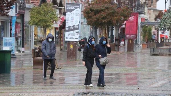 Dou Anadolu:Paral ve az bulutlu, le saatlerinde Ardahan evrelerinin ksa sreli ve yerel olmak zere saanak ve gk grltl saanak yal geecei tahmin ediliyor. Rzgarn; le saatlerinde blgenin kuzey ve batsnda gney ynlerden yer yer kuvvetli (40-60 km/sa) olarak esmesi bekleniyor.    Gney Anadolu: Az bulutlu ve ak, blgenin kuzey ve bat kesimlerinin yer yer paral bulutlu geecei tahmin ediliyor.