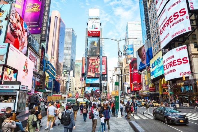 As tam olanlar iin maske yasann gevetilmesini tavsiye eden ABD Hastalk Kontrol ve nleme Merkezi (CDC), maske takmann hala daha gvenli olduunun altn iziyor ve ?Maskesiz dar kmadan nce kendi kiisel durumunuzu, aileniz ve evrenizdeki insanlar iin riskleri gz nnde bulundurmanz nemli" aklamasn yapyor.te yandan berber salonlar, canl performans etkinlikleri, geit trenleri, alveri merkezleri, ibadethaneler ve mzeler gibi kalabalk etkinliklerde ve mekanlarda tamamen alanm kiilerin maskeye devam etmesi neriliyor.