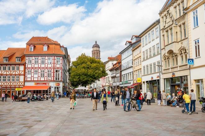 Ancak vaka saylarnn azalmasyla maske takma zorunluluu ak alanlarda kaldrld, lkede sadece kapal alanlarn girilerinde maske kontrol yaplyor.