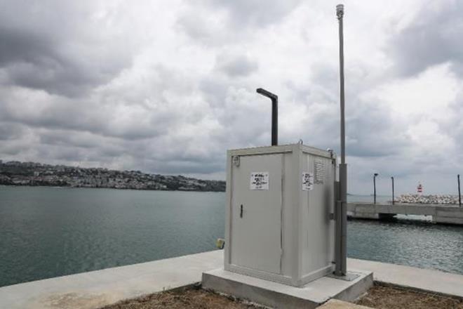 "HEDEFMZ, 5-7 DAKKA ARASINDA TSUNAM UYARI MESAJINI VERMEK"  Olas bir Marmara depreminde de direkt fayn zelliinden dolay deil ama deniz tabannda meydana gelecek heyelandan sonra bir tsunami olabilecek. Bu konuda da bu kurulan istasyonlarla hedefimiz, 5-7 dakika arasnda tsunami uyar mesajn vermek.