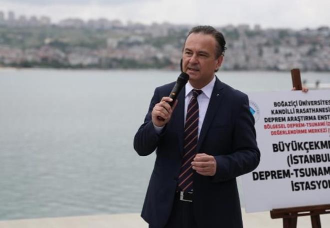 Ala Bykekmece Belediye Bakan Hasan Akgn ile Kandilli Rasathanesi ve Deprem Aratrma Enstits Mdr Prof. Dr. Haluk zener katld. stanbul'un ilk deprem-tsunami gzlem istasyonu, Avrupa'daki ilk ve tek ok disiplinli lm yapan istasyon olma zelliini de tayor.