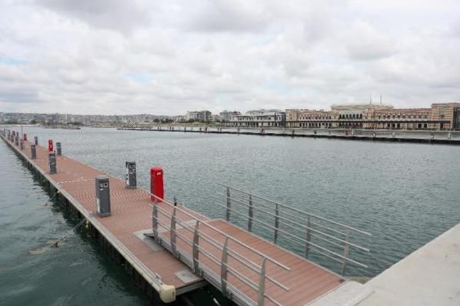 "Bu istasyon iinde hem sismik deprem gzlemleri hem meteorolojik gzlemler hem de deniz seviyesi gzlemleri yaplacak" diyen zener, "Bir sonraki admda da ok yakn zamanda bu istasyona kuracamz GPS istasyonu ile yer kabuu hareketlerini de anlk olarak takip etme ansmz olacak. Dolaysyla deprem zararlarn azaltma konusunda yaptmz almalar iin nemli bir adm, u anda amakta olduumuz istasyon" diye konutu.