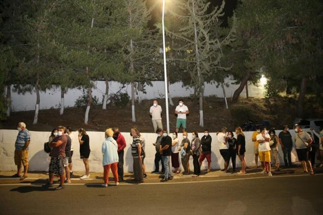 A olmak iin srada bekleyen baz vatandalar ile asn olup hastaneden ayrlanlar, sabrla sralarn beklediklerini belirterek, salgnn atlatlabilmesi iin herkesi alanmaya davet ettiler.