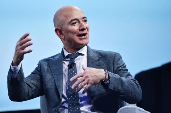 SPERMEN'N DMANINA BENZETLD    Amazon'un kurucusu Jeff Bezos'un gelecek ay uzaya ktnda Dnya'ya yeniden giriinin reddedilmesini neren bir kampanya 6 binden fazla imza ald. 20 Temmuz'da Blue Origin roketiyle uzaya frlatlacak olan Bezos, nl izgi film kahraman Spermen?in azl dman Lex Luthor?a benzetildi.