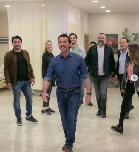 Rza Baba ve Ali?nin de olduu adliye baslyor!       Rza Baba ve Ali, elleri kelepeli halde durumadayken silahl adamlar adliyeyi basyor.       Bu haberi duyan ekip hemen adliyeye gidiyor. Adamlar adliyede atyor.