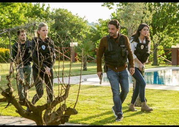 len ve yaralanan polis anonsu ekibi tedirgin ediyor.      Uyuturucu Baronu Ferhat, rehin tuttuu Savc Faruk?a karlk el koyulan mallarn istiyor.