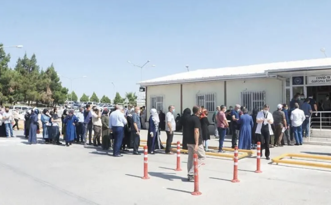 anlurfa'da a kuyruu  <br>  anlurfa?da dn sabah erken saatlerde ok sayda kii Mehmet Akif nan Eitim ve Aratrma Hastanesi bnyesindeki COVID-19 alama birimi nnde uzun kuyruk oluturdu.