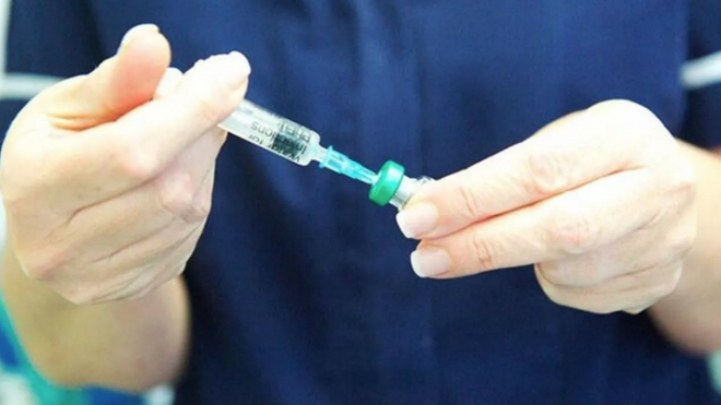 SGK?l ii ve memur alanacak <br>   Salk Bakan Fahrettin Koca dn Twitter?dan Sosyal Gvenlik Kurumu?na (SGK) kaytl tm ii ve memurlara bugnden itibaren a randevu kayd alacan duyurdu. Bakan Fahrettin Koca Twitter hesabndan ?i ve memurlarn tamam iin yarn byk bir gn balyor. SGK kaytl tm alanlar? Yarn ilk iimiz a randevusu almak olsun!? mesajn paylat. SGK?l tm alanlar bugnden itibaren randevularn alarak a olacak.