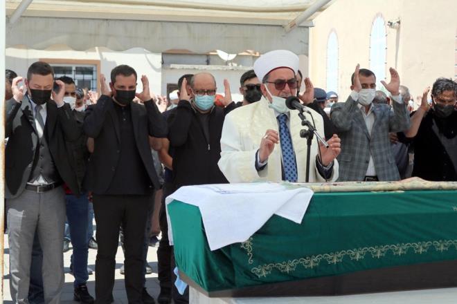 Baheli Camii'nde klnan cenaze namazna Rafet El Roman'n yan sra eski ei Tuba Altntop ile Edirne'nin Havsa Belediye Bakan Aydn Balkan, arkc Yusuf Gney, Yadut ailesi ve yaknlar katld.