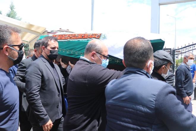 Cenazede zgn olduu grlen ve taziyeleri kabul eden Rafet El Roman, babasnn tabutunu omuzlarnda tad. smail Yadut'un cenazesi, gtrld Baheli Mezarl'ndaki aile kabristanlnda topraa verildi.  <br>  te cenazeden dier kareler...