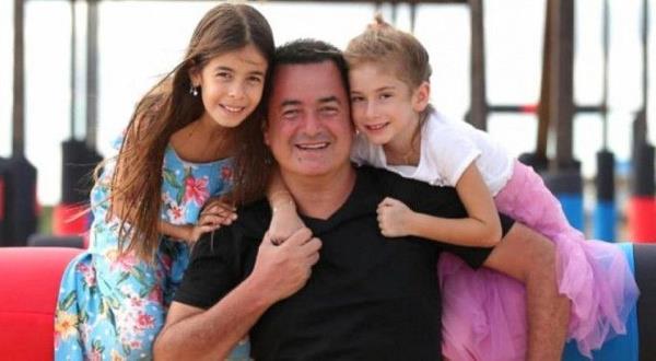 Saatin deerinden bahseden Ilcal "2019'da 189 bin 500 Euro'dan (Bugnk kurla 1 milyon 950 bin TL) sata kan saatin artk retimi olmad iin 'gray market'te teklif usulyle el deitiriyor ve bu rakam bir milyon dolara kadar kabiliyor." ifadelerini kulland.