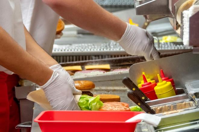 FAST- FOOD ÇALIŞANI    Daha düşük maliyetle çalışmak isteyen fast food zincirlerinin yakın bir gelecekte tam otomasyon sistemine geçmesi bekleniyor. 2013 tarihli bir araştırmaya göre, fast food çalışanlarının yüzde 81?i otomasyon nedeniyle işini kaybedecek. ABD merkezli CaliBurger, yapay zeka güdümlü, burger çeviren mutfak asistanlarıyla otomatikleştirilmiş bir işgücünü hali hazırda test etmeye başladı.