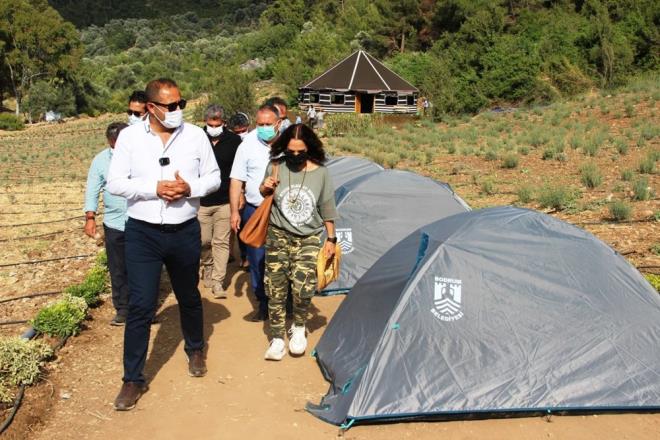 "Baz insanlar uzaktr bu yaantmdan ama doaya, hayvanlara, bitkilere gnlden balym" diyen Erener, "ok kirlenmi ehirlerimiz. Dnya?nn geldii bu talan edilme noktas gerekten benim her gn fkelenmeme ya da ac ekmeme neden oluyor. Doaya kendimizden daha ok zen gstermemiz gerekiyor. Yaadmz tek bir ev var o da bu dnya onu yok edersek biz de yok olacaz? ifadelerini kulland.