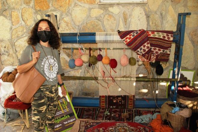 Bodrum Belediyesi Tarmsal Hizmetler Mdrl tarafndan dzenlenen 5 Temmuz-17 Eyll tarihleri arasnda Genlik ve Tarm Kamp ncesinde kamp ziyaret edip lavanta bahesini gezen, Yrk adrlarn inceleyen nl sanat, Tarm Mzesini de ziyaret etti.