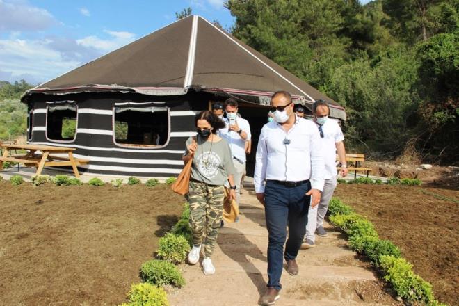 Erener, ?Yllarca yaayabilecek bir okul al olacak burada. Hem bilinlendirme hem de tarmla ilgili bilgi sahibi olan insanlarn yetitirilmesi iin ok nemli ve gzel bir adm. 30 yldr burada evim var ama ilk kez 1,5 yldr Bodrum'da yayorum.  Evde seram var. Birok bitki ile har neir olduk. stanbul?da dodum bir ehir ocuuyum ama yava yava reniyorum" dedi.