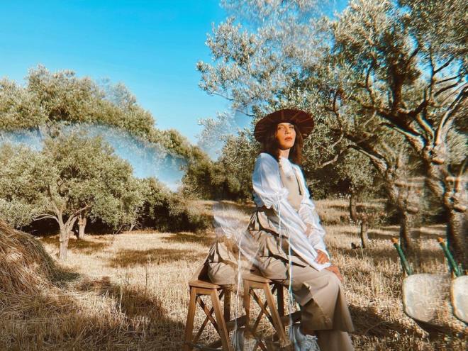 Pandemi srecinde Bodrum?daki evine yerleen Erener yaklak 1,5 yldr doayla i ie ky hayat yaamaya baladn aklad.