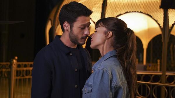 Leyla ve Cem?in ayn odada uyuduu sahnede neden bir arada olduklar merak konusu olurken, ikilinin tatl atmalar yzleri gldrd Cam Tavanlar reytinglerde ilk 10'a giremedi.