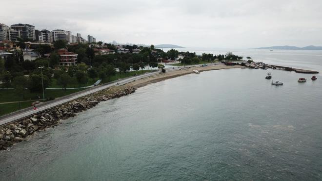 evre ve ehircilik Bakanlna ait depolama tanklar, bariyerler herhangi bir olumsuzlua kar Caddebostan sahilinde hazr bekletiliyor.
