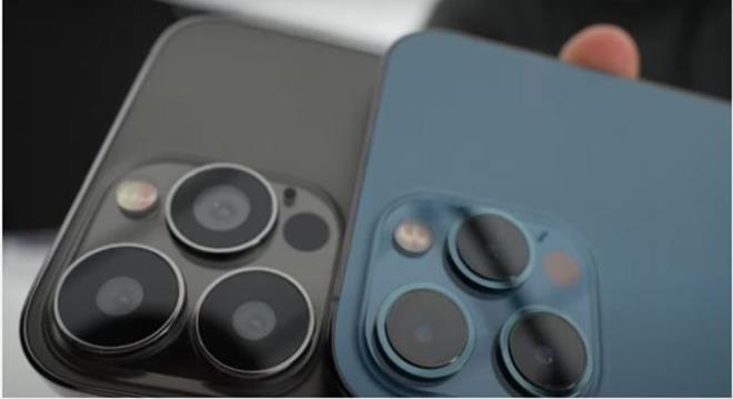 Ancak videoda ne kan en nemli detay ise arka kameralarn bykl. Maketteki lensler nceki modellere gre ok daha byk. Bu da yeni iPhone 13 Pro Max'lerin nceki nesillere gre daha iyi fotoraf ekecei anlamna geliyor.