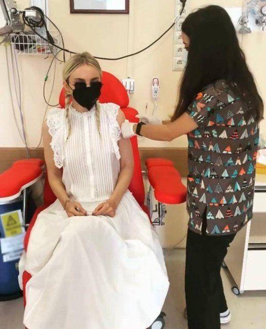 arkc Glen, "Devlet a gruplandrmasyla mzisyen kimliimin bana sunduu imkanlar erevesinde bugn am oldum. Dars tm alma arkadalarmzn, tm halkmzn ve aslnda btn dnyann bana... Umarm k grnmtr ve bu zor gnler artk bitmek zeredir." ifadelerini kulland.