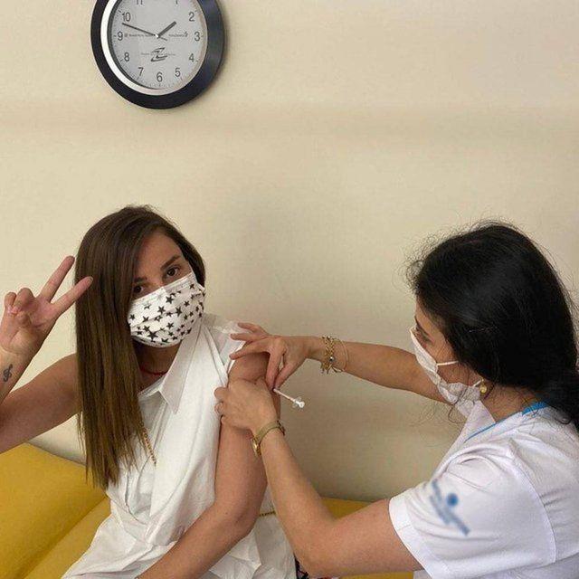 Mzisyen Merve zbey ise, "kr a olabildim... Storylerde de sylemitim ama buradan da paylam olaym. Bunca zamandr canla bala alsan salk personelimize (inanlmaz gler yzller),Salk Bakanl alanlarmza ve Salk Bakan Fahrettin Koca'ya ok teekkrler. Sistem ok iyi ilerliyor. Dilerim bekleyen herkes bir an nce aya kavuuruz." ekilnde konutu.