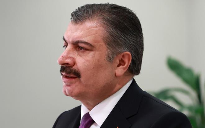 Salk Bakan Fahrettin Koca, alamaya iki yeni grubu daha ilave ettiklerini aklamasyla, bu gruplarda mzisyen, film ve dizi prodksiyon ekipleri ile birlikte eyll aynda yz yze eitime balanabilmesi iin retim yeleri ve niversite personellerinin alanmasnn baladn duyurmutu. Koca'nn aklamasnn ardndan randevularn alan nl isimler hastanelere kotu.