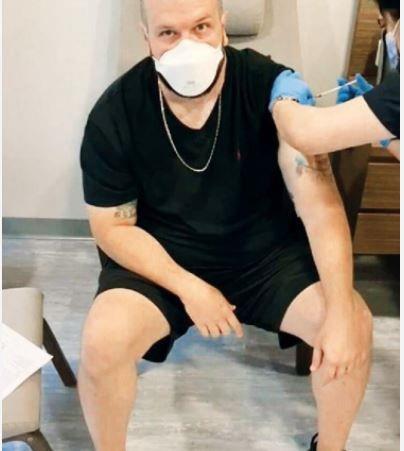 ahan Gkbakar, a olurken verdii pozu esprili bir notla ?Vurdular bana, yetiin dostlaaaaar... Dars banza.? diye paylat.