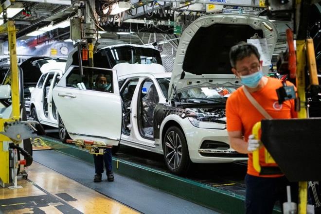 Volvo'nun otomobillerine giren bileenlerin malzemesinden ve retiminden kaynaklanan toplam CO2 emisyonunun yaklak yzde 35'i, benzinli veya dizel motorlu bir model iin gereken elik ve demirin retilmesinden geliyor. Tam elektrikli bir otomobilde bu oran yzde 20'ye dyor.