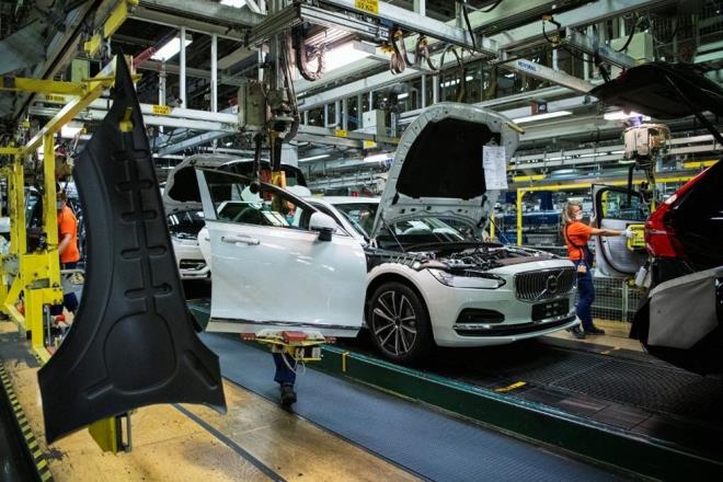 Marka fosil iermeyen elie gei yaparak bu rakamlar en az yzde 90 orannda azaltmay hedefliyor. Volvo, SSAB?nin bu yl iinde hidrojen kullanarak rettii eliiyle ilk konsept ara ve makinelerini retmeye balayacak. 2022'de daha kk lekli seri retim planlar yaplacak ve seri retime doru kademeli bir ilerleme gerekletirilecek.