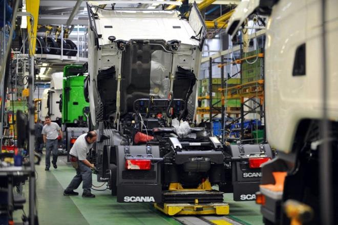 Ama hem uluslararas anlamalar hem de yerel dzenlemeler nedeniyle reticilerin karbon ayak izlerini ok ksa srede minumum seviyeye ekmesi gerekiyor. nk birok lke 2050 ylna kadar karbon ntr ekonomiler olmay taahht ediyor.  Hal byle olunca otomotiv markalar gelecek planlarn aklarken sat ve karllk projeksiyonlarnn yanna emisyon baln da eklemek zorunda kalyor.