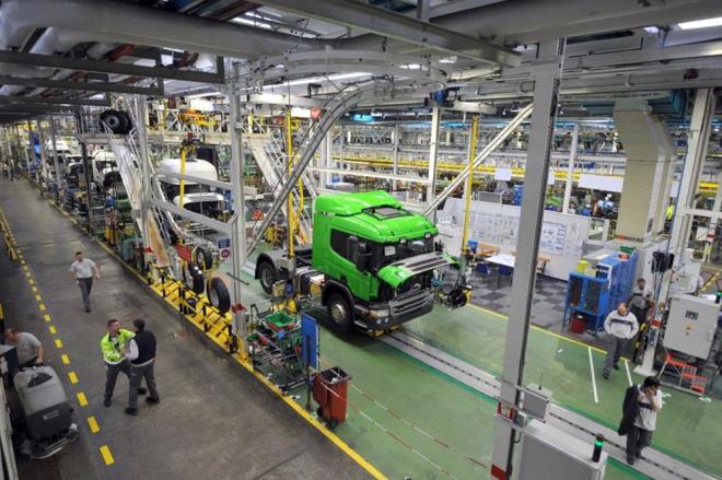 1 TON ELKTE YZDE 95 AZ KARBONDOKST  Scania, tamamen emisyonsuz rnler kullanma hedefi dorultusunda fosil iermeyen elik kullanmna geiyor. retilen bir ton elik bana karbondioksit emisyonlar, hidroelektrik ve rzgar enerjisinden elde edilen elektrikle retilen hidrojen gaznn kullanlmas sayesinde yzde 95 orannda azaltlabiliyor. te buras ok nemli nk her Scania kamyonu yaklak 5 ton elik ieriyor.